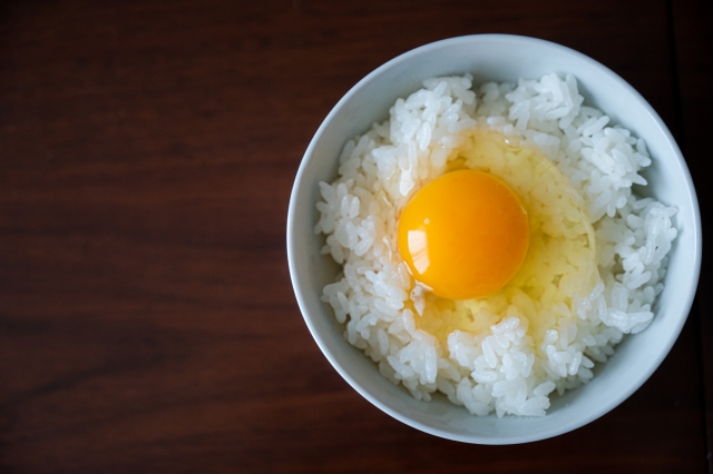 ダイエットにリバウンドはもういらない。朝食の「卵かけご飯」が1日の燃焼スイッチを入れる理由や、食後15分の家事動線で脂肪蓄積を防ぐコツを解説。切り餅やご褒美チョコを活用して、脳を味方につけながら一生太らない体質を作る方法。