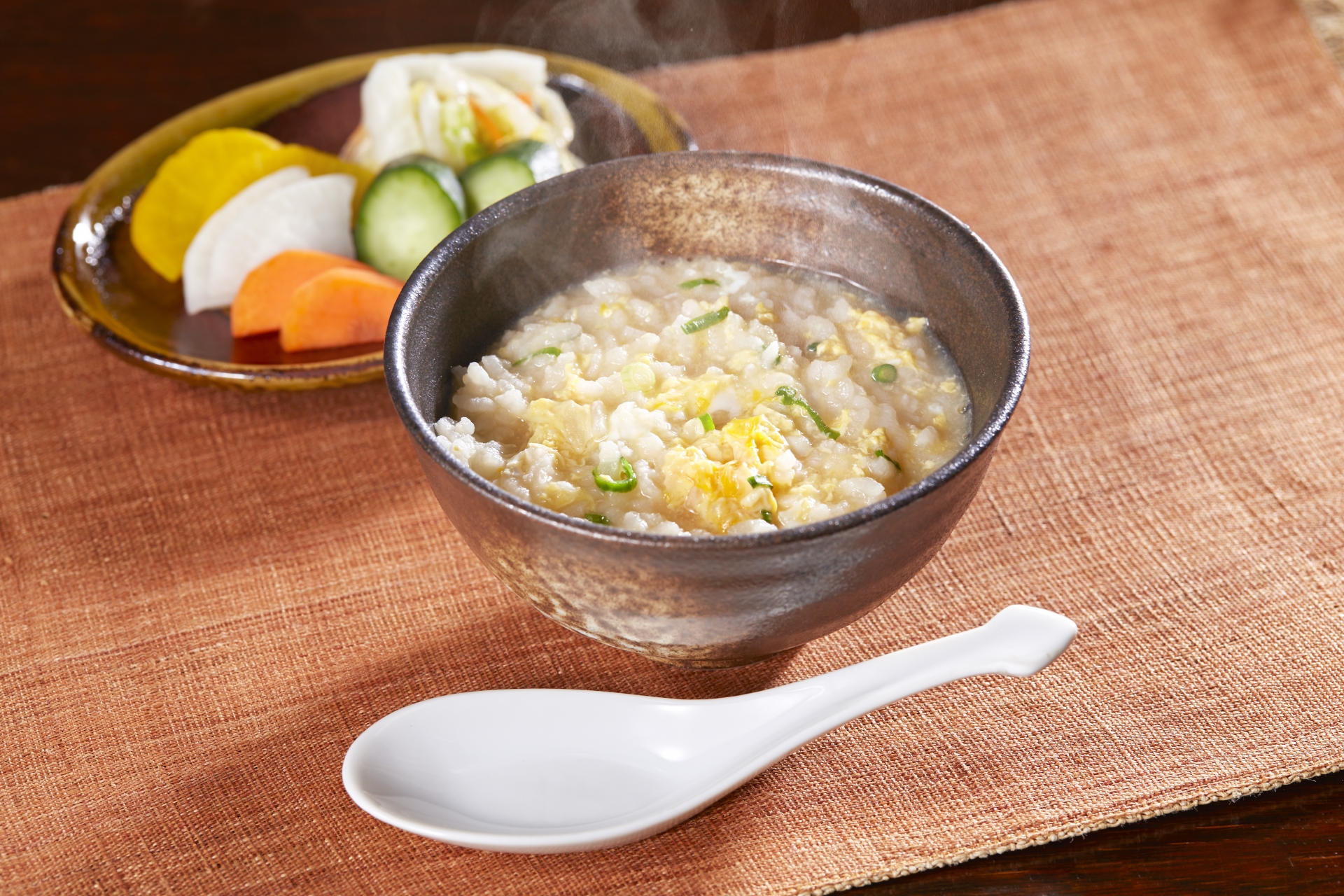 忙しい主婦や働く女性必見！常温で長期保存できるKOUBOの低糖質クロワッサンや、お湯を注ぐだけで夜遅くても安心なぷるるん姫の雑炊をレビュー。時短とダイエットを両立するストック術を提案。