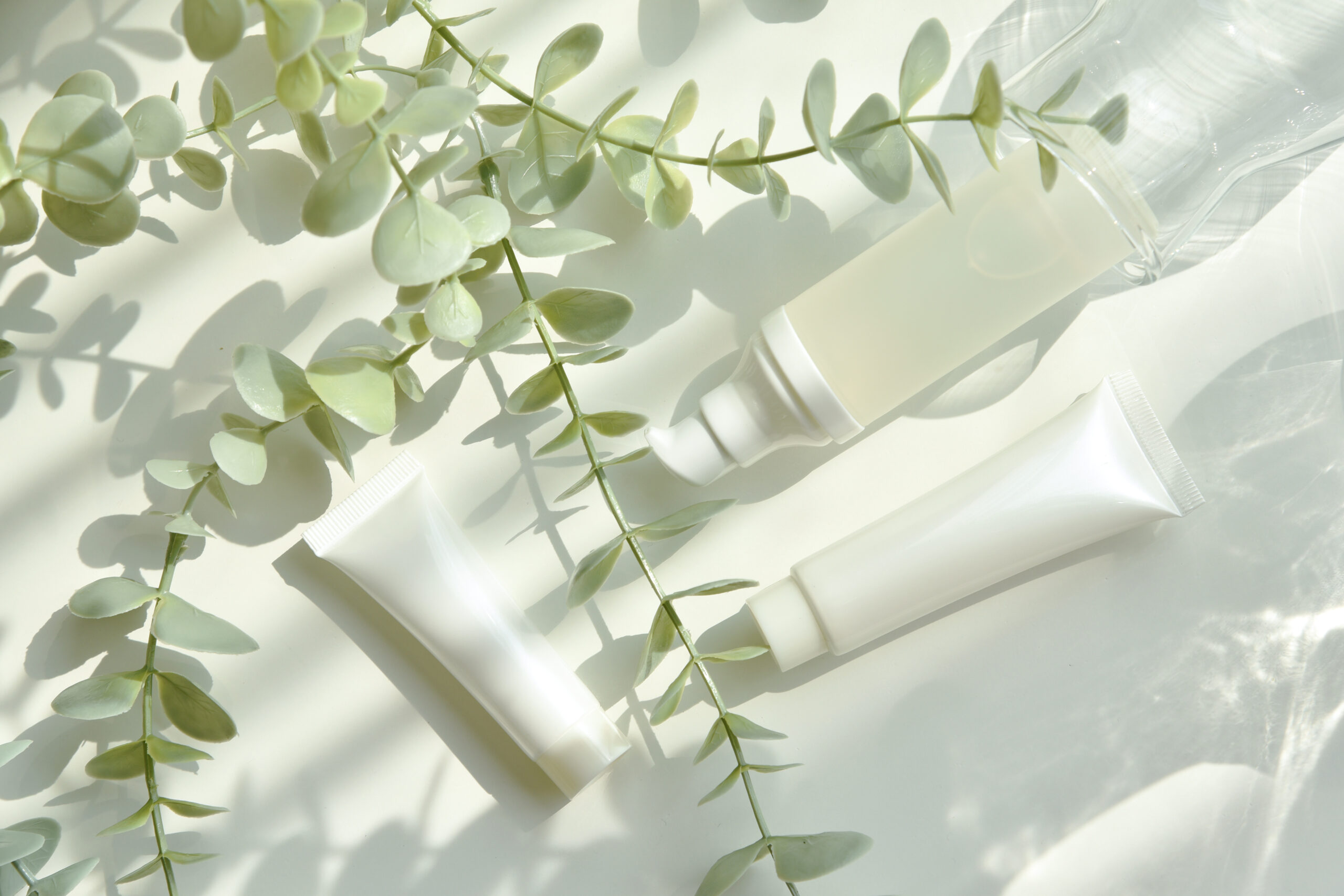 50代の肌にもプチプラ美容液は意味がある？資生堂やコーセーなどの大手メーカーが持つデパコス級の技術転用に着目し、賢く選ぶための検証ポイントを紹介。