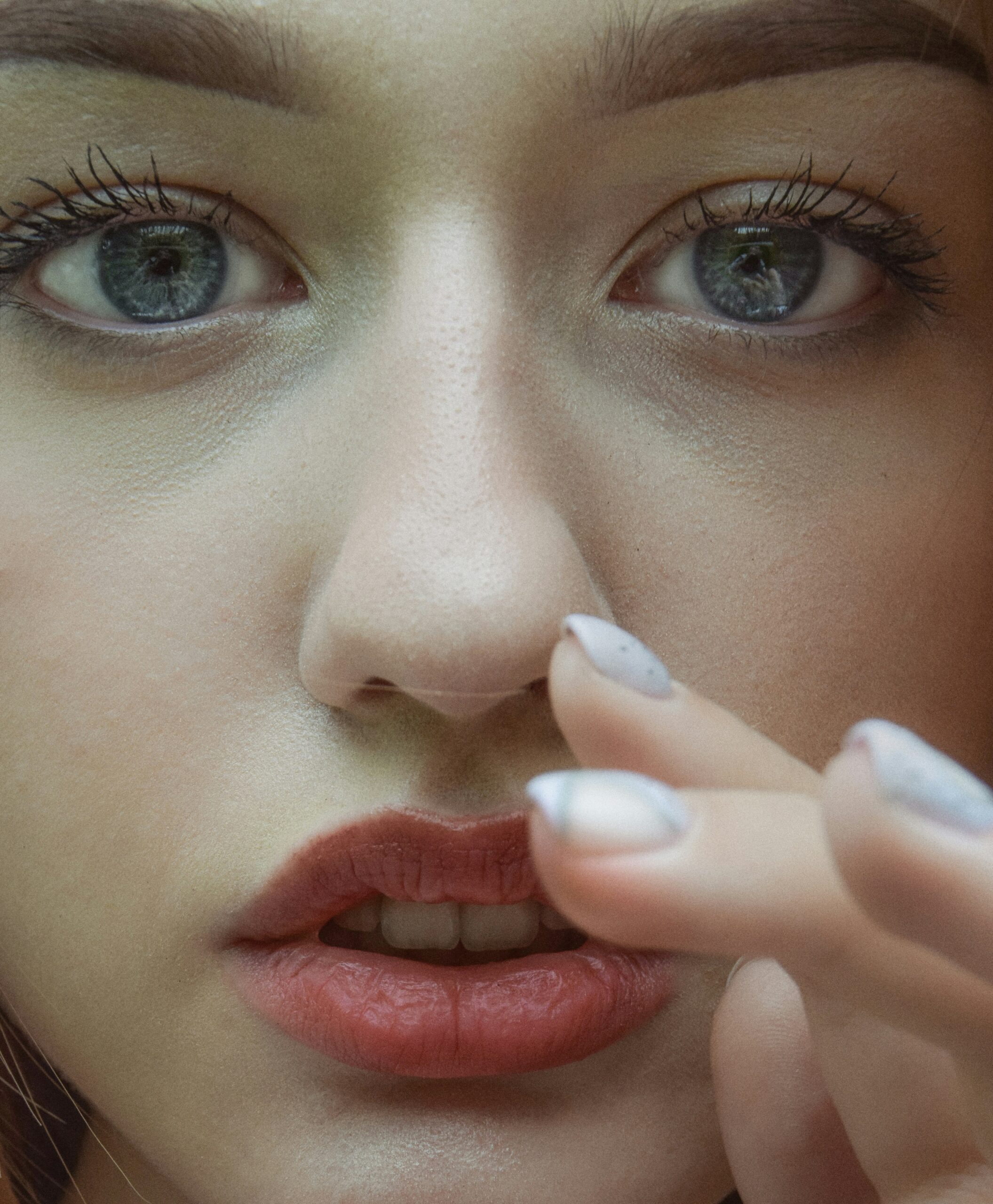 頑固な小鼻の黒ずみや角栓に悩む30代〜50代必見。洗うだけでは落ちない大人世代の毛穴トラブルを、最新の溶かすケアで解決する方法を解説。