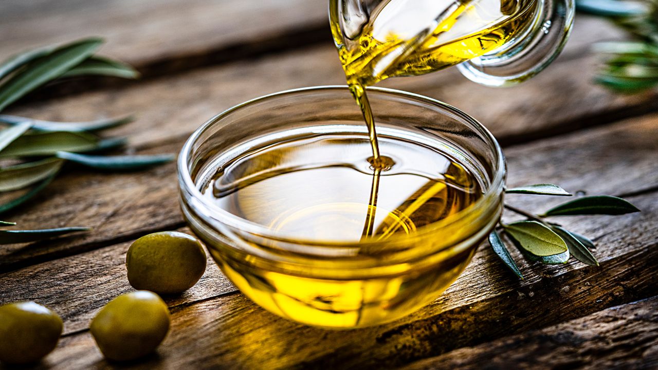 ダイエット中の油抜きが便秘を招く？腸の潤滑油となる「オレイン酸」を豊富に含むオリーブオイルの摂取目安や、朝の「胃結腸反射」を呼び起こす白湯の飲み方を解説。スルッと快適な毎日を取り戻すための、水と油の正しい摂り方をご紹介します。